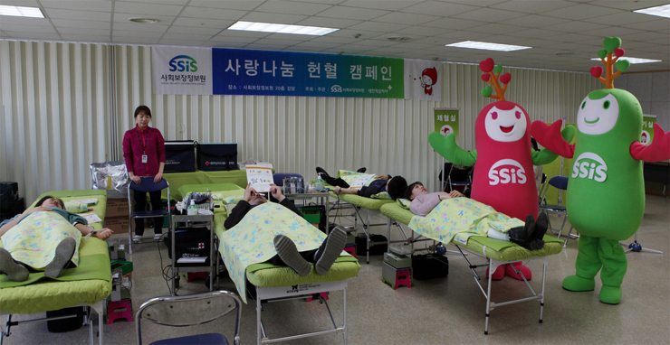 사회보장정보원은 15일 정보원 20층 강당에서 직원 및 남산스퀘어 입주사 직원을 대상으로 ‘사랑나눔 헌혈 캠페인’을 진행하였다. 