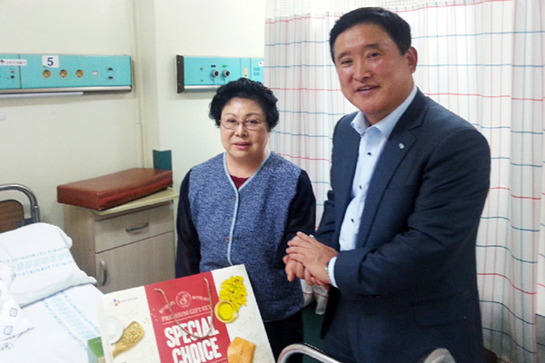 지난 추석 사회보장정보원 임희택 기획이사가 결연주민을 병문안하는 장면