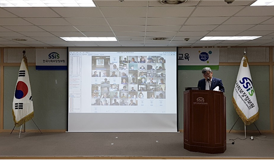 한국사회보장정보원 최명경 정보이사가 온-나라PC 영상회의시스템을 통해 설명하고 있다.