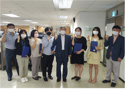 한국사회보장정보원 복지안전본부 직원들이 주도적으로 기획하여 진행한 청렴 실천다짐 현판식 기념사진/출처=한국사회보장정보원
