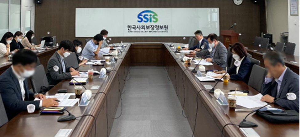 6월 20일 한국사회보장정보원 대회의실에서 ‘2022년 상반기 사회서비스 예탁금 일시초과금 운용을 위한 예탁금관리위원회’ 회의가 열려, 맹호영 위원장을 비롯한 8명의 위원들이 일시초과금 운용을 위한 금융기관 및 상품을 심의하고 있다. 