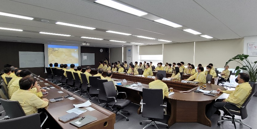 한국사회보장정보원 노대명 원장이 최초상황보고회의를 주재하고 있다. 
