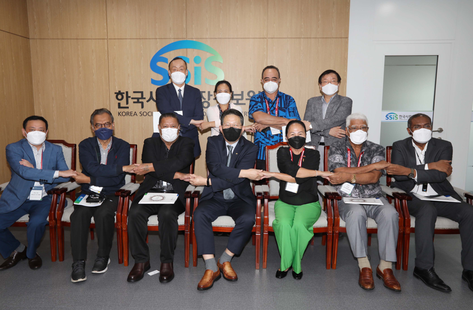 한국사회보장정보원을 현장견학 중인 아태지역 국회의원 및 관계자들이 정보시스템 공조를 통한 위기극복을 위한 논의를 마친 후 기념 촬영을 하고 있다. 