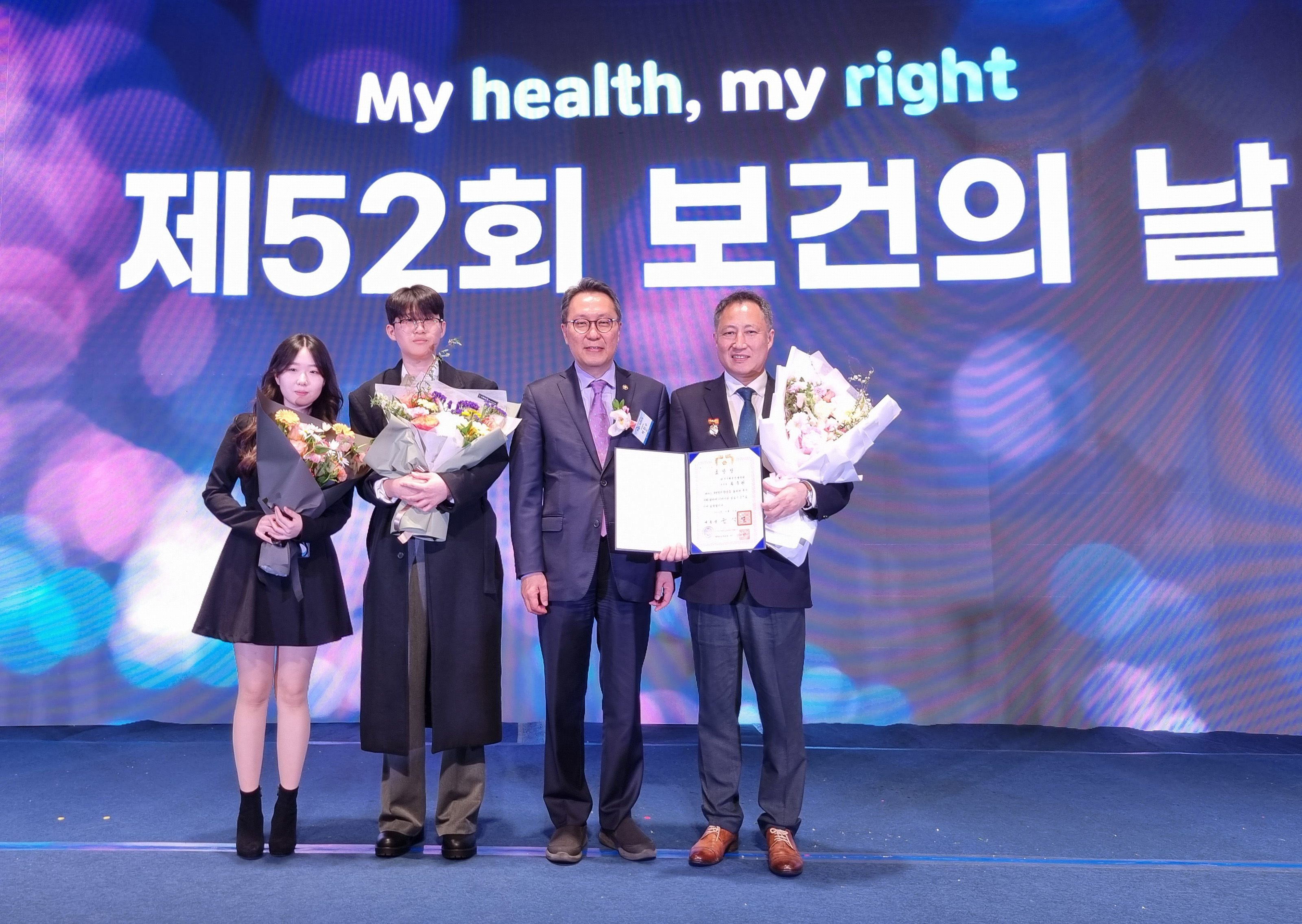 [한국사회보장정보원 건강보건본부 류주헌 본부장(오른쪽)이 '제52회 보건의 날' 기념식에서 대통령 표창을 수상했다./한국사회보장정보원]