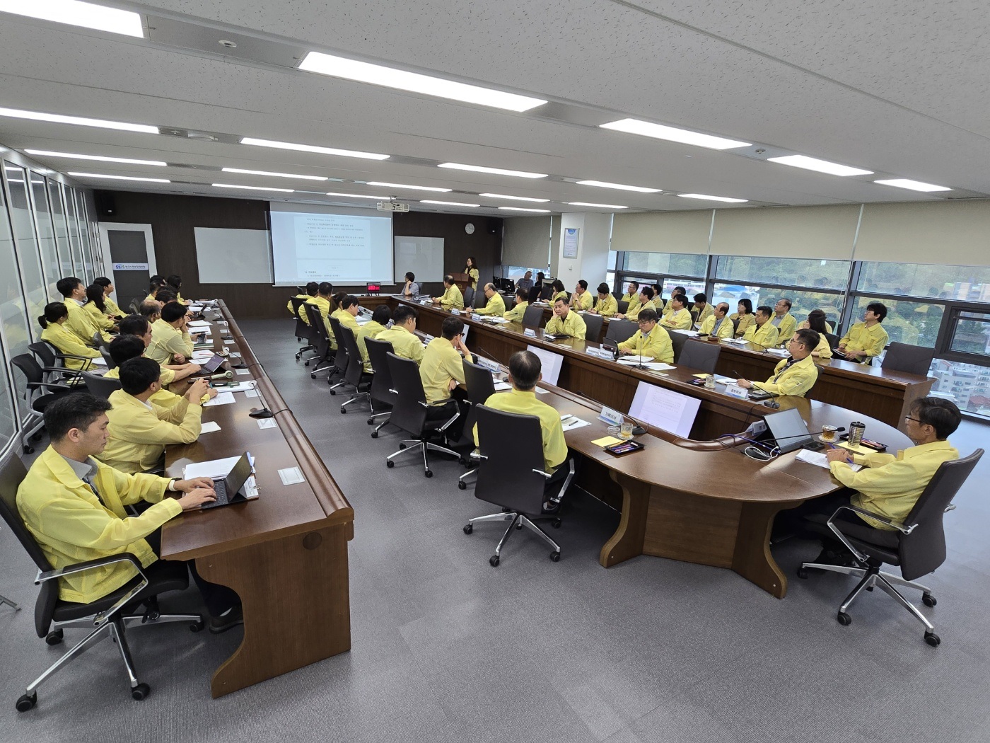 한국사회보장정보원이 2024년 을지연습을 앞두고 간부직을 대상으로 을지연습계획 보고회를 개최하고 있다. 한국사회보장정보원이 2024년 을지연습을 앞두고 간부직을 대상으로 을지연습계획 보고회를 개최하고 있다.