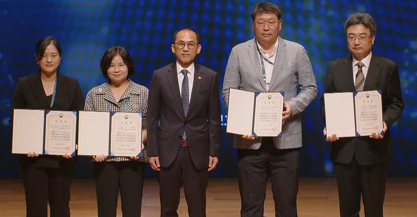 한국사회보장정보원 김경수 부장(왼쪽 두 번째)이 30일 제4회 ‘개인정보보호의 날’ 개인정보보호 침해예방·대응 분야의 개인정보보호위원회 위원장 표창을 수상했다. 한국사회보장정보원 김경수 부장(왼쪽 두 번째)이 30일 제4회 ‘개인정보보호의 날’ 개인정보보호 침해예방·대응 분야의 개인정보보호위원회 위원장 표창을 수상했다.