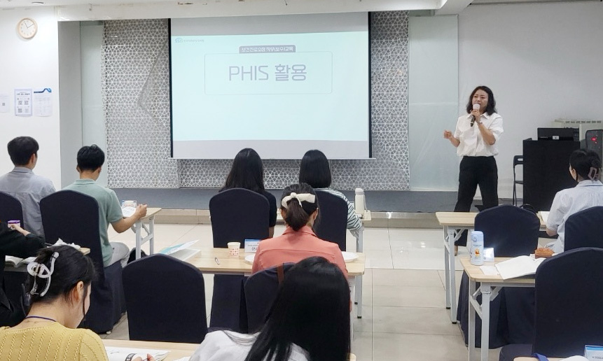 한국사회보장정보원 이세희 전문강사가 보건진료소장을 대상으로 교육을 진행하고 있다. 한국사회보장정보원 이세희 전문강사가 보건진료소장을 대상으로 교육을 진행하고 있다.