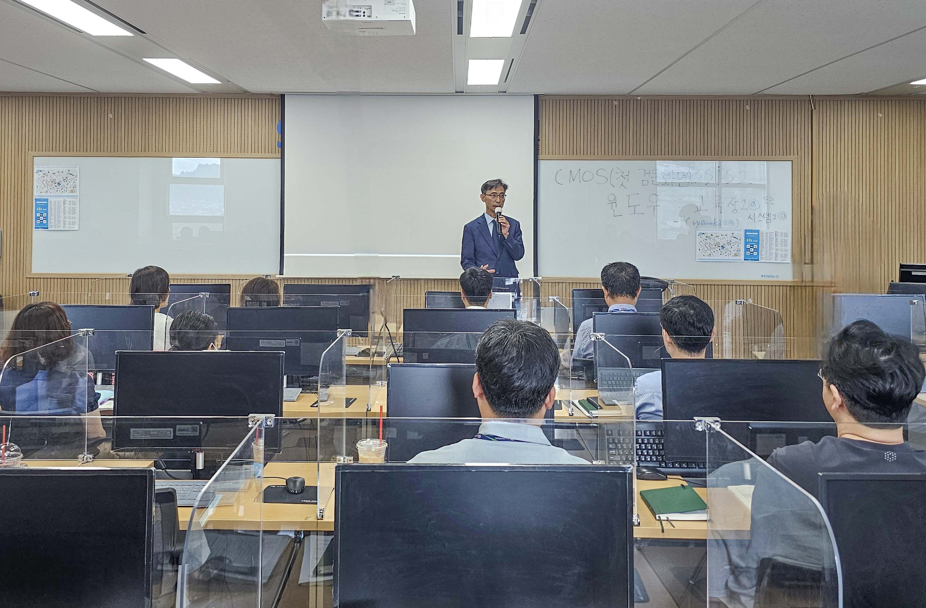 김현준 한국사회보장정보원 원장이 교육 수강생들을 대상으로 격려와 당부를 하고 있다.